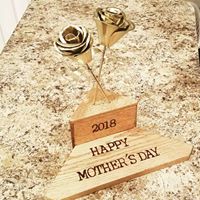 Load image into Gallery viewer, Mother&#39;s Day Oak Display with Gold Roses